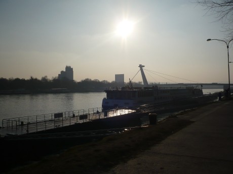 Dunaj a Nový most. 